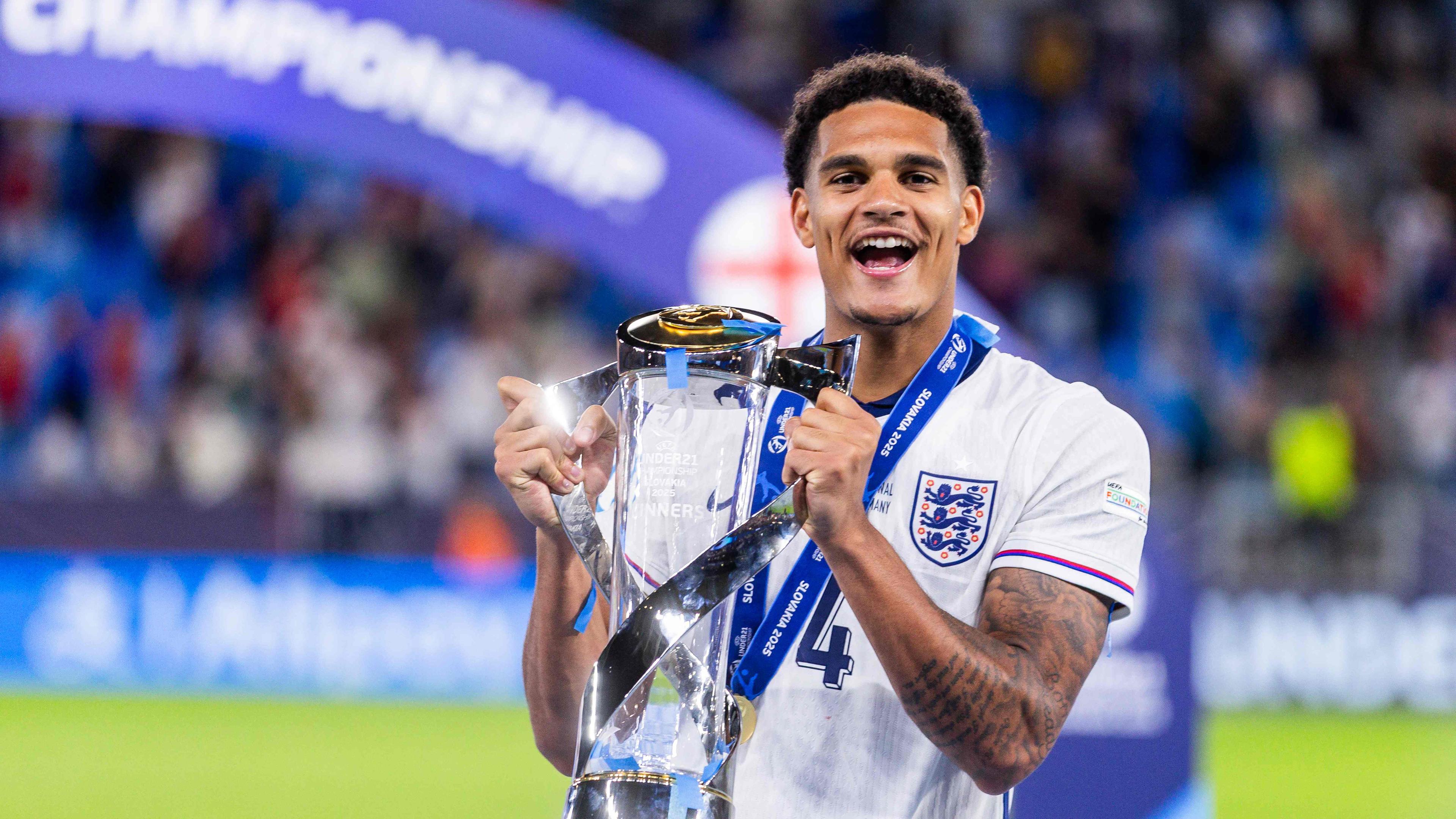 Englands Verteidiger Nr. 04 Jarell Quansah jubelt über den Sieg seiner Mannschaft im Finale der UEFA U21-Europameisterschaft zwischen England und Deutschland in Bratislava, Slowakei