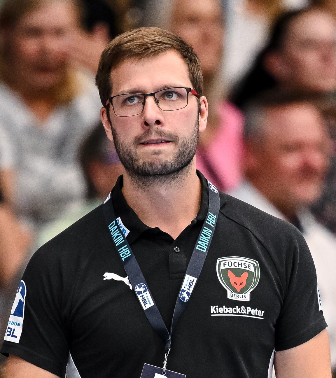 Trainer Jaron Siewert (Füchse Berlin) schaut wäöhrend des Daikin Handball Bundesligaspiels zwischen FRISCH AUF! Göppingen vs. Füchse Berlin in der EWS Arena am 03.09.2025 in Göppingen, Deutschland.
