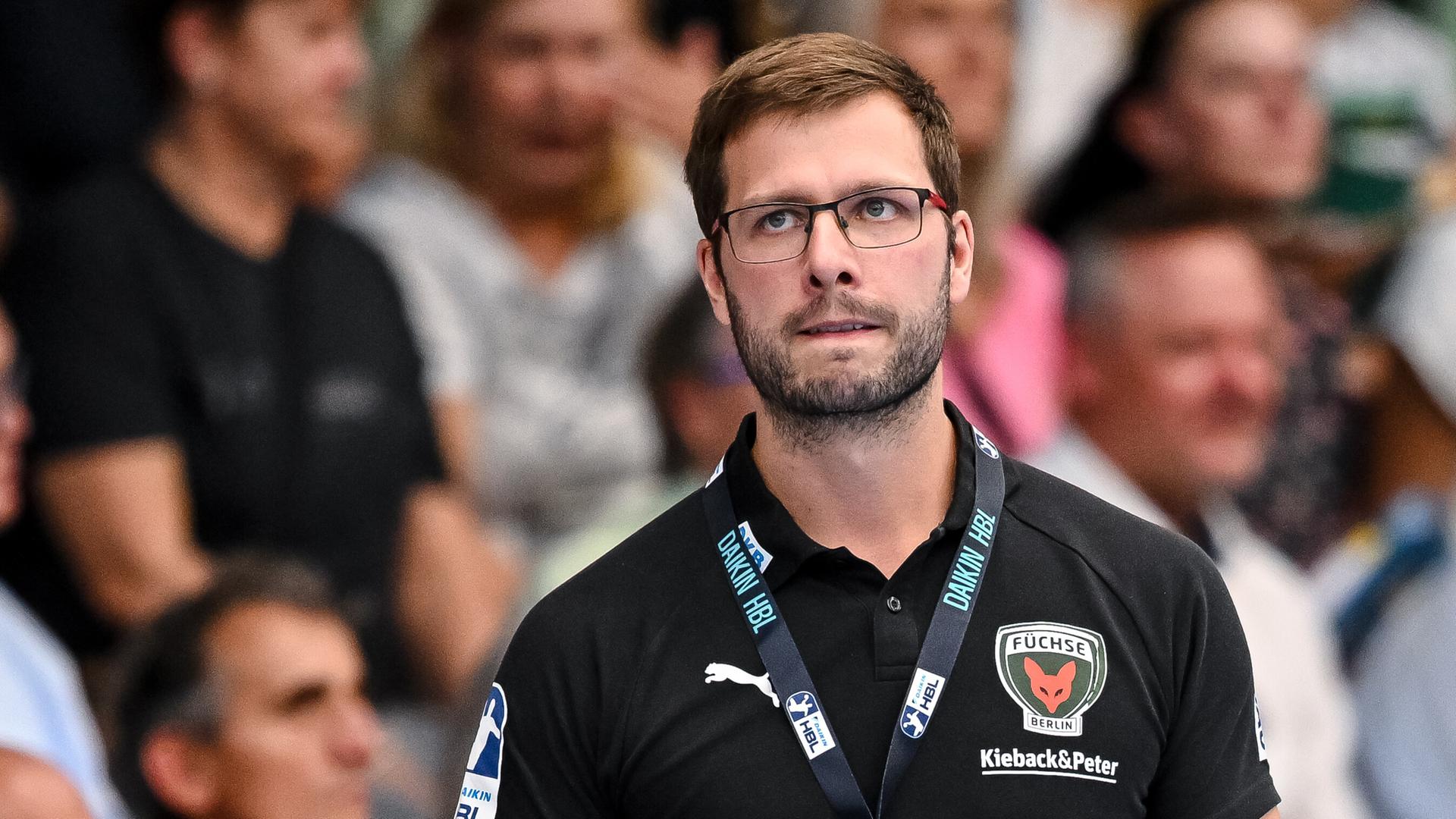 Trainer Jaron Siewert (Füchse Berlin) schaut wäöhrend des Daikin Handball Bundesligaspiels zwischen FRISCH AUF! Göppingen vs. Füchse Berlin in der EWS Arena am 03.09.2025 in Göppingen, Deutschland.