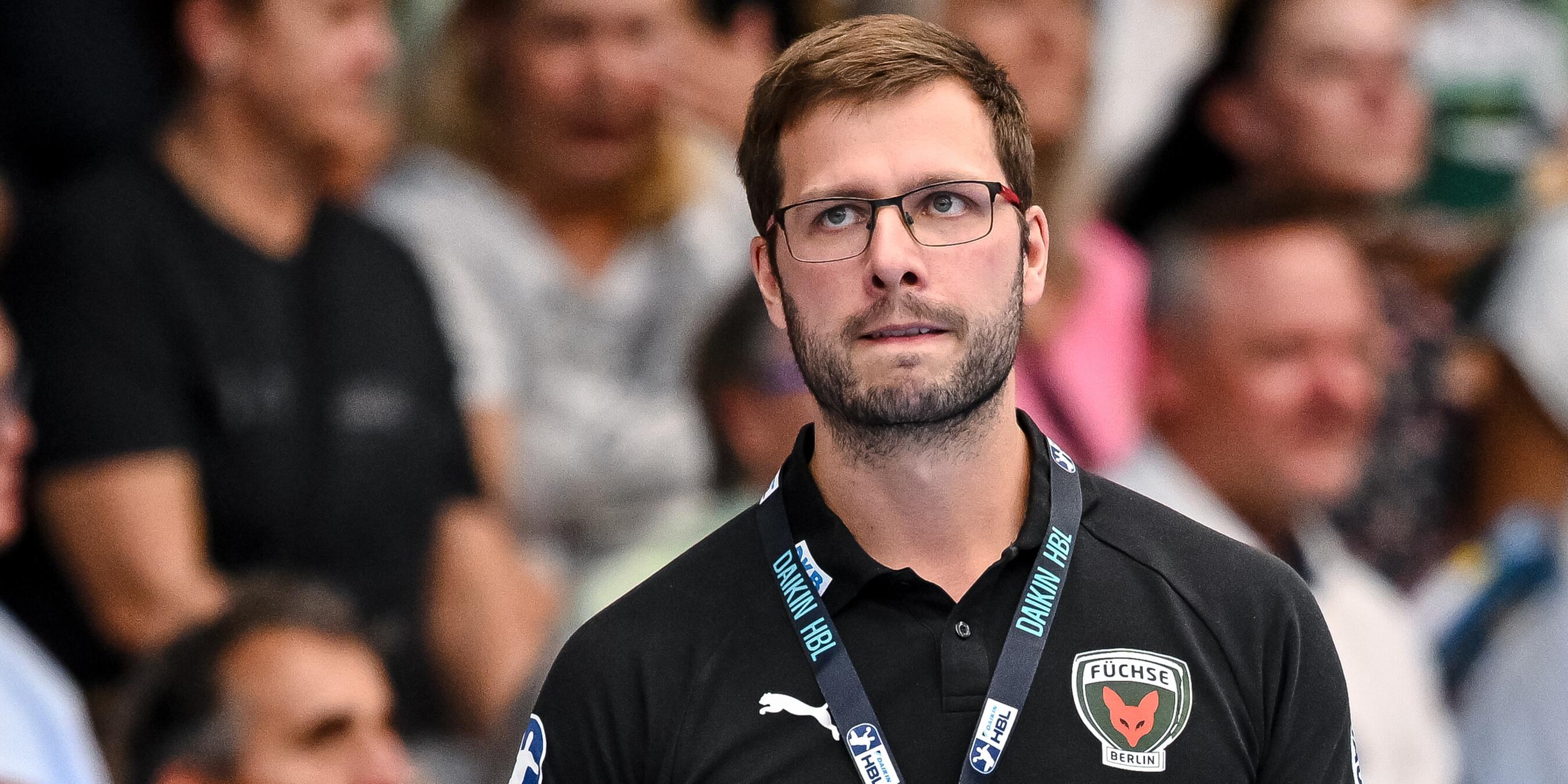 Trainer Jaron Siewert (Füchse Berlin) schaut wäöhrend des Daikin Handball Bundesligaspiels zwischen FRISCH AUF! Göppingen vs. Füchse Berlin in der EWS Arena am 03.09.2025 in Göppingen, Deutschland.