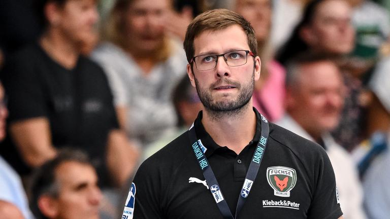 Trainer Jaron Siewert (Füchse Berlin) schaut wäöhrend des Daikin Handball Bundesligaspiels zwischen FRISCH AUF! Göppingen vs. Füchse Berlin in der EWS Arena am 03.09.2025 in Göppingen, Deutschland.