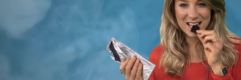 Jasmina Neudecker isst Schokolade