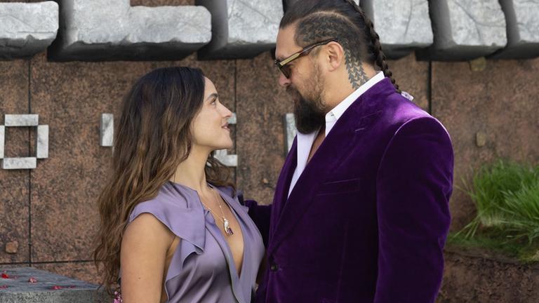 Jason Momoa mit Freundin Adria Arjona bei Premiere in London