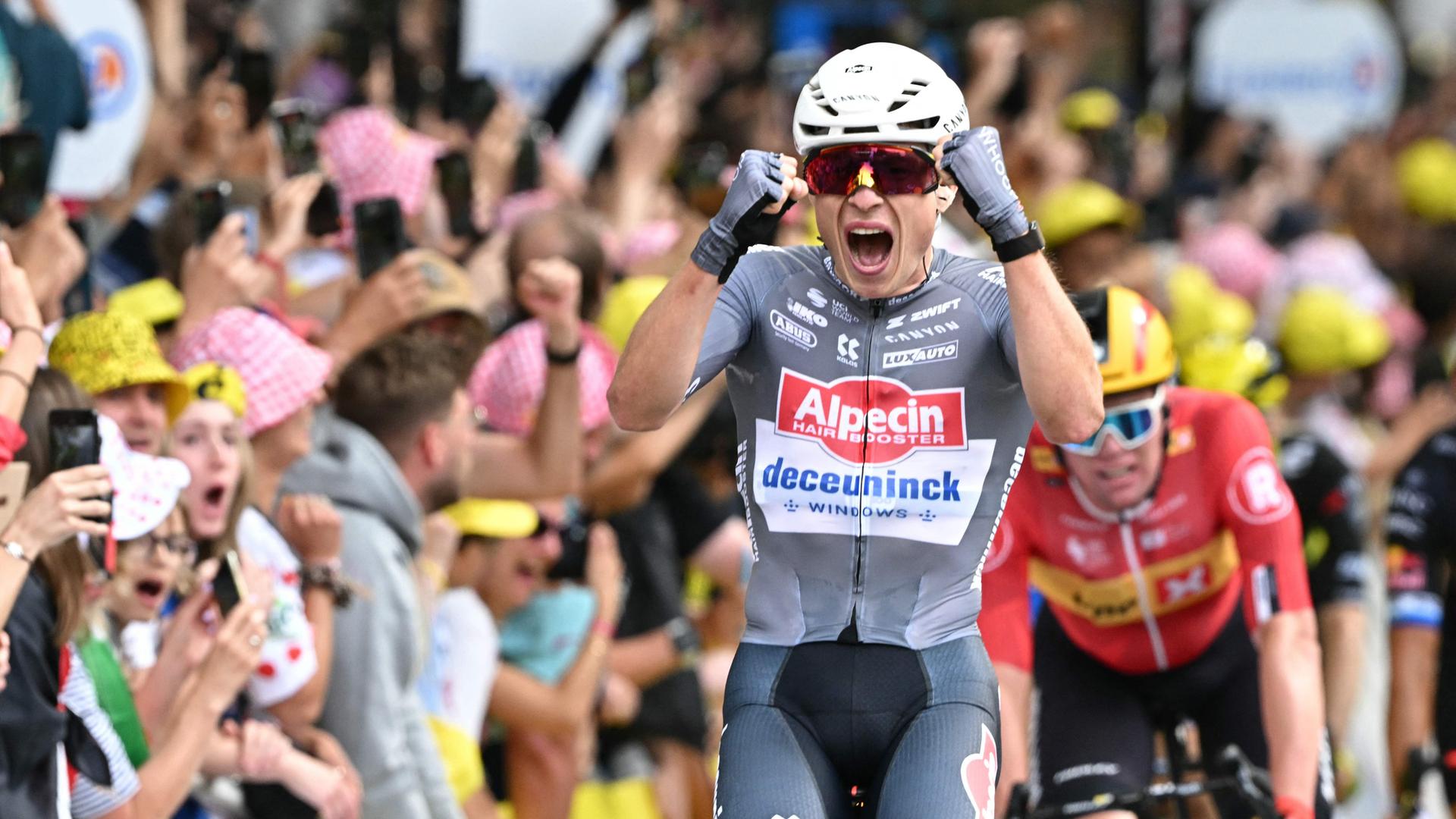 Jasper Philipsen jubelt nach seinem Etappensieg in Lille.