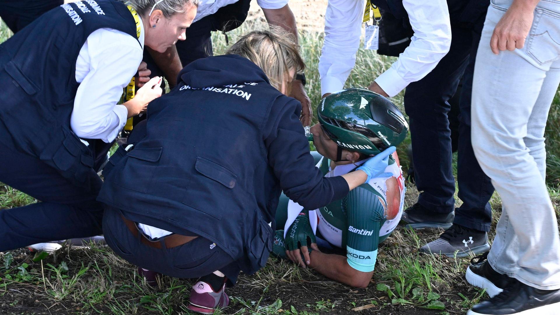 Belgiens Jasper Philipsen vom Team Alpecin stürzt bei der dritten Etappe der Tour de France am 07.07.2025.