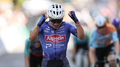 Jasper Philipsen jubelt