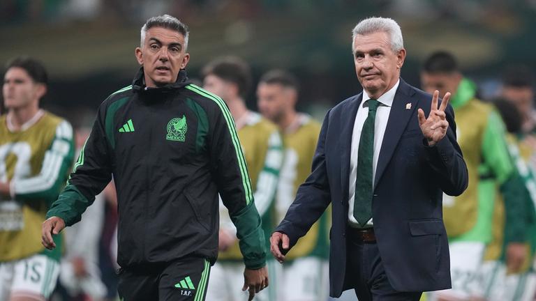 Der mexikanische Nationaltrainer Javier Aguirre (rechts) verlässt nach der ersten Halbzeit das Spielfeld beim WM-Achtelfinalspiel zwischen Mexiko und England in Mexiko-Stadt am 05.07.2026.