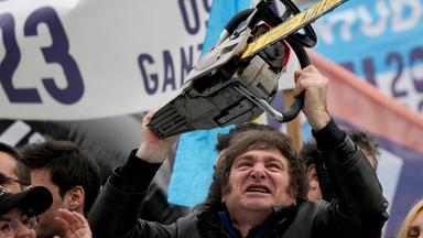 Zu sehen ist Javier Milei mit einer Kettensäge, vor der Präsidentenwahl in Argentinien.