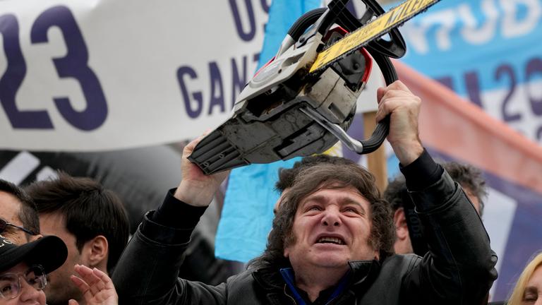 Zu sehen ist Javier Milei mit einer Kettensäge, vor der Präsidentenwahl in Argentinien.
