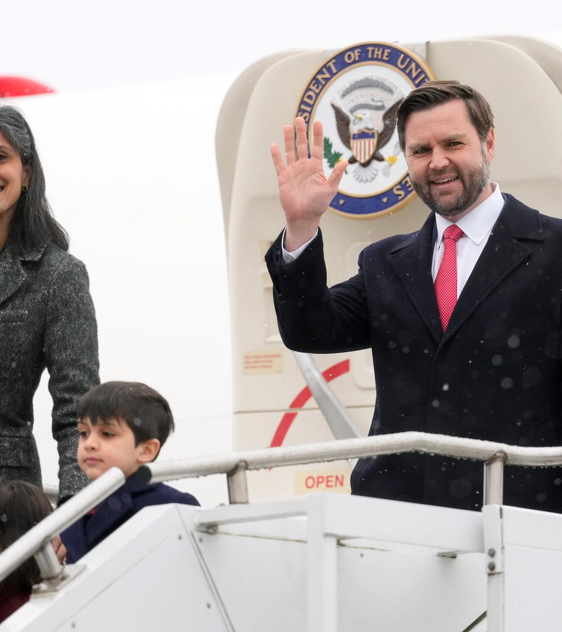Archiv: US-Vizepräsident JD Vance und seine Frau Usha Vance mit ihren Kindern Ewan, Vivek und Mirabel winken bei ihrer Ankunft auf dem Münchner Flughafen.