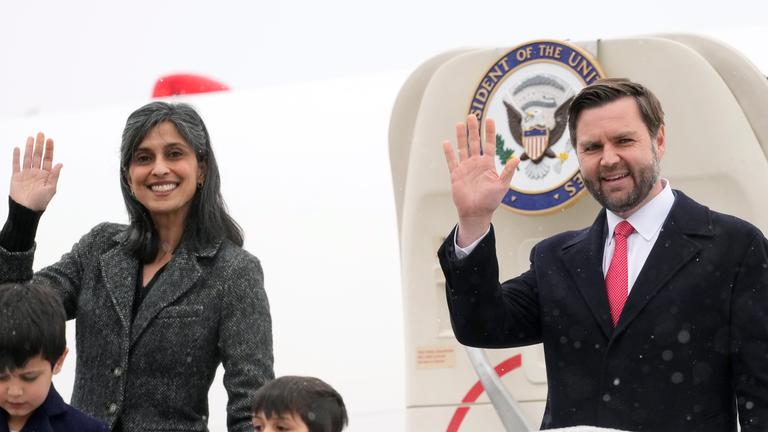 Archiv: US-Vizepräsident JD Vance und seine Frau Usha Vance mit ihren Kindern Ewan, Vivek und Mirabel winken bei ihrer Ankunft auf dem Münchner Flughafen.