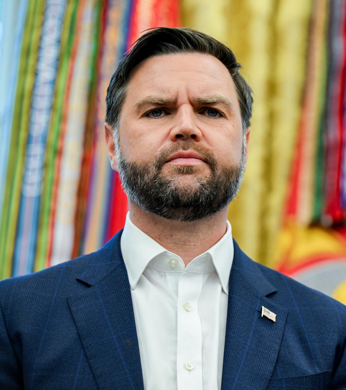 Vizepräsident JD Vance sieht zu, wie Präsident Donald Trump am 22.08.2025, im Oval Office des Weißen Hauses in Washington, D.C., bekannt gibt, dass die Auslosung für die Weltmeisterschaft 2026 im Dezember im Kennedy Center stattfinden wird. 