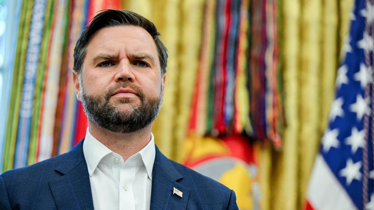 Vizepräsident JD Vance sieht zu, wie Präsident Donald Trump am 22.08.2025, im Oval Office des Weißen Hauses in Washington, D.C., bekannt gibt, dass die Auslosung für die Weltmeisterschaft 2026 im Dezember im Kennedy Center stattfinden wird. 