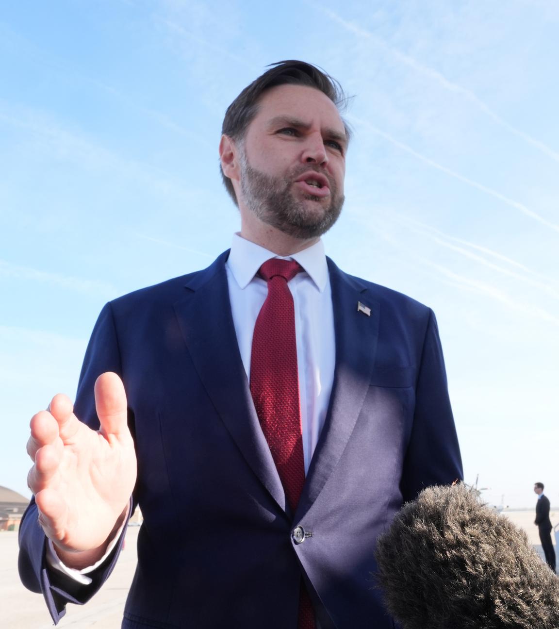 Vizepräsident JD Vance am 10.04.2026, auf der Joint Base Andrews in Maryland vor dem Einsteigen in die „Air Force Two“, bevor er zu Gesprächen über den Iran nach Pakistan aufbricht.