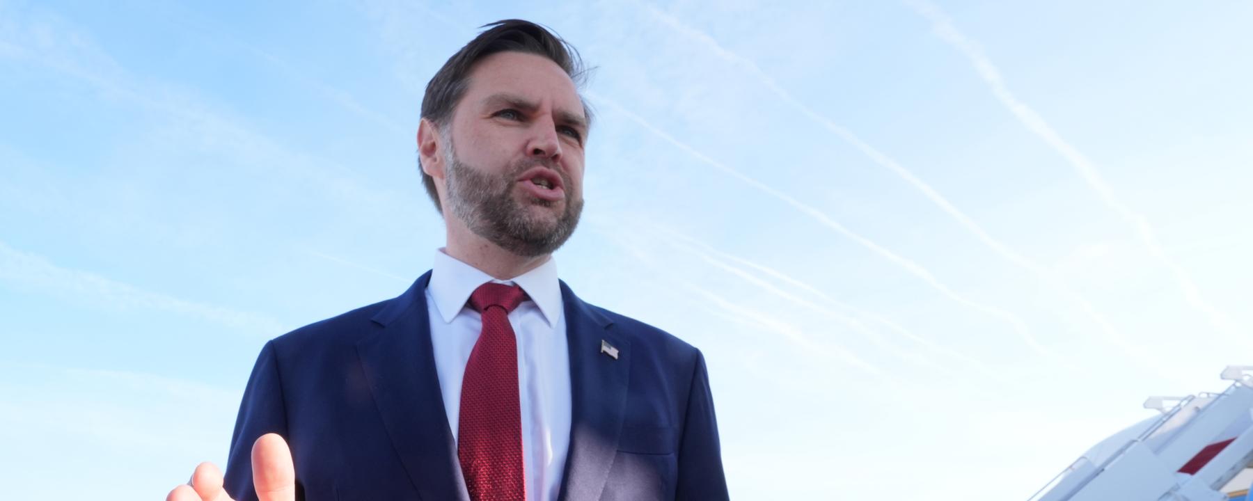 Vizepräsident JD Vance am 10.04.2026, auf der Joint Base Andrews in Maryland vor dem Einsteigen in die „Air Force Two“, bevor er zu Gesprächen über den Iran nach Pakistan aufbricht.