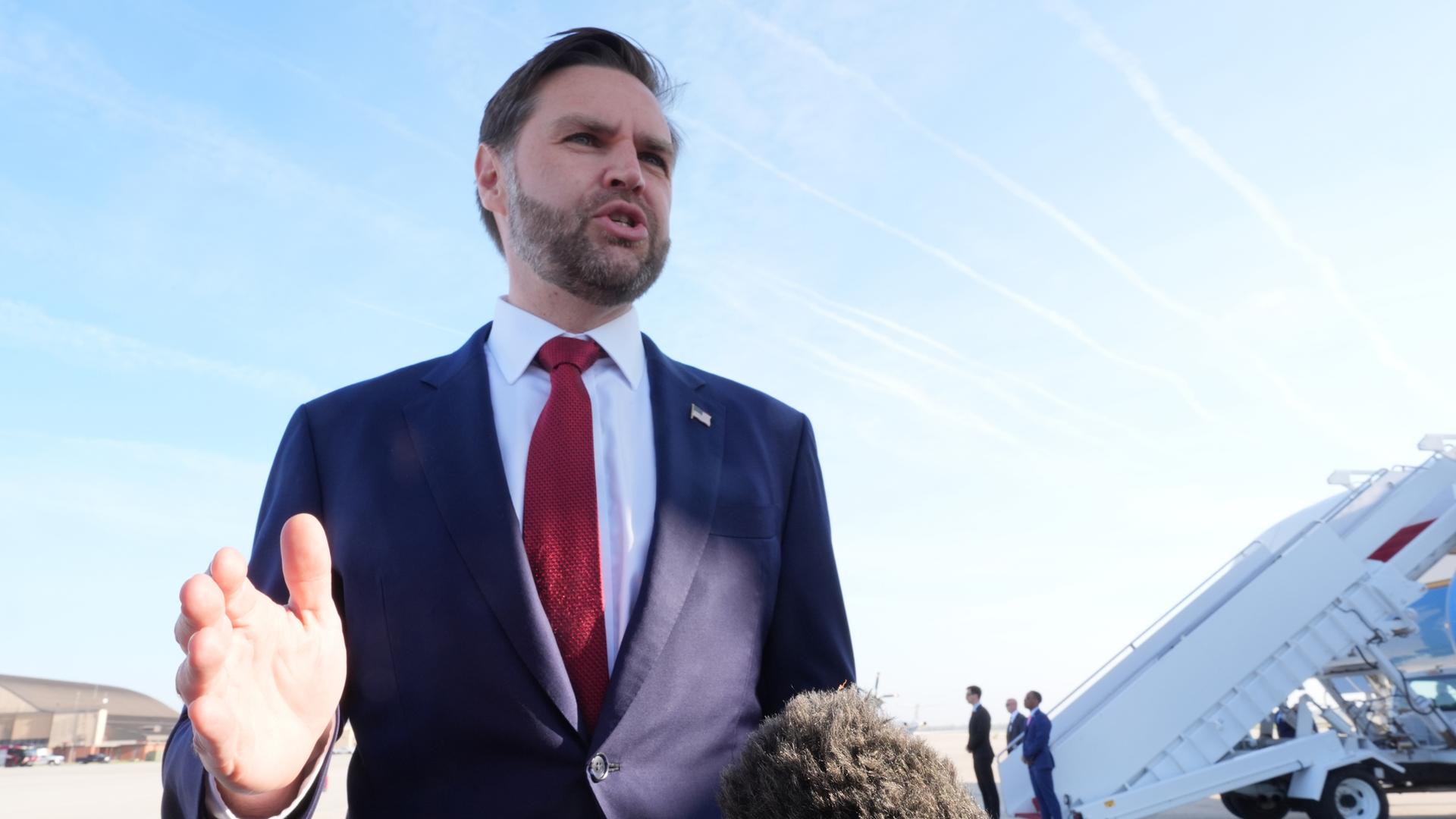 Vizepräsident JD Vance am 10.04.2026, auf der Joint Base Andrews in Maryland vor dem Einsteigen in die „Air Force Two“, bevor er zu Gesprächen über den Iran nach Pakistan aufbricht.