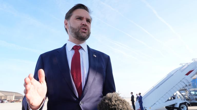 Vizepräsident JD Vance am 10.04.2026, auf der Joint Base Andrews in Maryland vor dem Einsteigen in die „Air Force Two“, bevor er zu Gesprächen über den Iran nach Pakistan aufbricht.