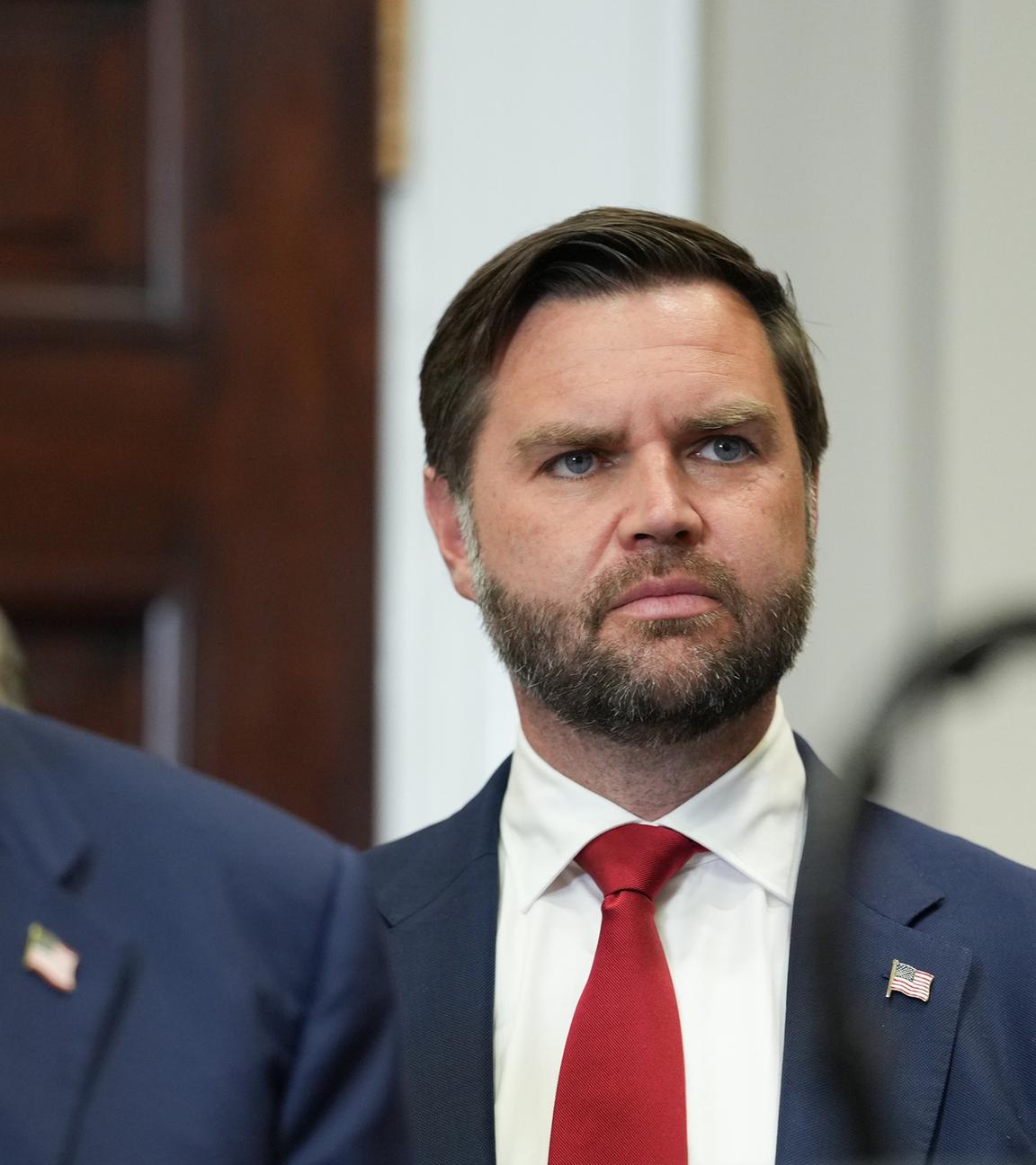 US-Vizepräsident JD Vance (rechts) und US-Präsident Donald Trump (links) beobachten die Unterzeichnungszeremonie einer Executive Order im Roosevelt Room des Weißen Hauses in Washington, D.C., USA, am 31. 7. 2025.