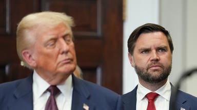 US-Vizepräsident JD Vance (rechts) und US-Präsident Donald Trump (links) beobachten die Unterzeichnungszeremonie einer Executive Order im Roosevelt Room des Weißen Hauses in Washington, D.C., USA, am 31. 7. 2025.