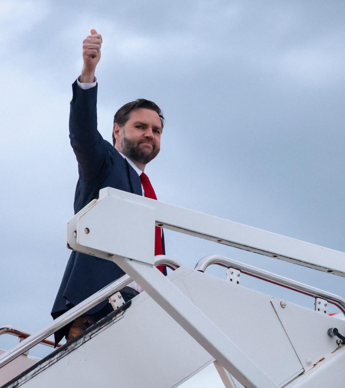 Der US-Vizepräsident JD Vance zeigt den Daumen nach oben, als er an Bord der Air Force Two geht, um nach Budapest aufzubrechen.
