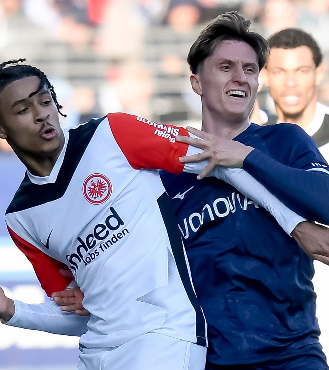Jean Bahoya (Eintracht Frankfurt) und Tim Oermann (VfL Bochum) im Kampf um den Ball waehrend des Spiels der 1. Bundesliga zwischen VfL Bochum 1848 und Eintracht Frankfurt, Vonovia Ruhrstadion am 16. March 2025 in Bochum, Deutschland.
