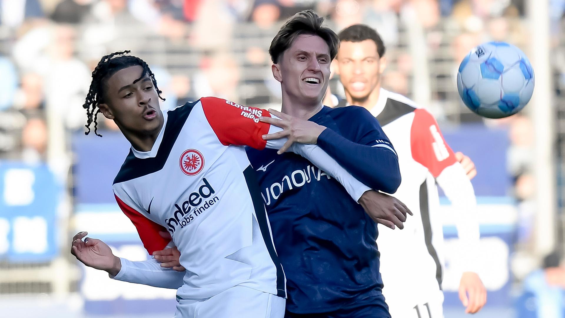 Jean Bahoya (Eintracht Frankfurt) und Tim Oermann (VfL Bochum) im Kampf um den Ball waehrend des Spiels der 1. Bundesliga zwischen VfL Bochum 1848 und Eintracht Frankfurt, Vonovia Ruhrstadion am 16. March 2025 in Bochum, Deutschland.