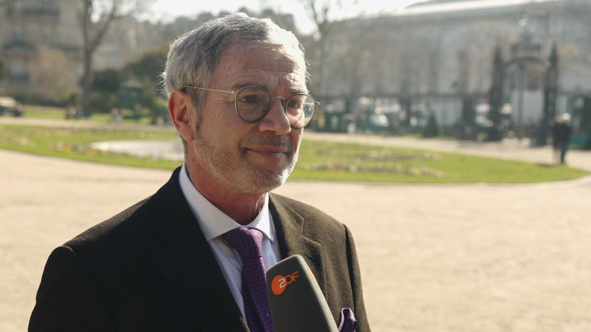 Zu sehen ist Verteidigungsexperte Jean-Jacques Roche.