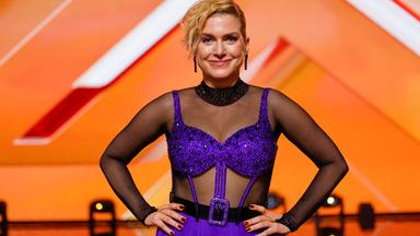 Jeanette Biedermann scherzt mit Babybauch