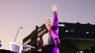 Die Präsidentschaftskandidatin Jeannette Jara vom Bündnis Unidad por Chile führt am 11. November 2025 in Santiago eine Wahlkampfkundgebung vor den Parlamentswahlen an.