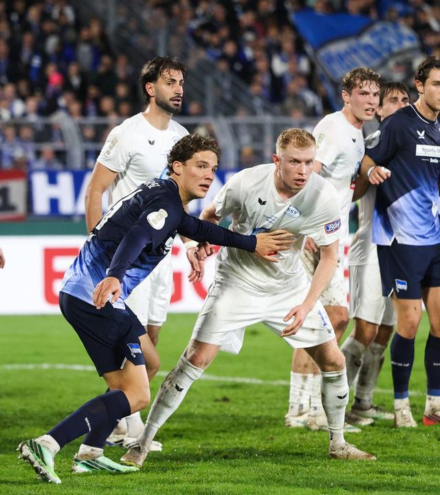 Der Herthaner Soufian Gouram (33) im Kampf um den Ball mit Affam Ifeadigo (14) vom SSV Jeddeloh II