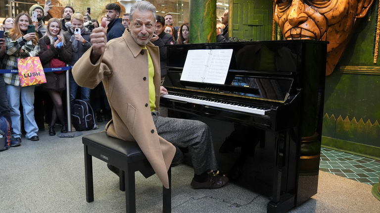 Jeff Goldblum spielt Klavier an Bahnhof  