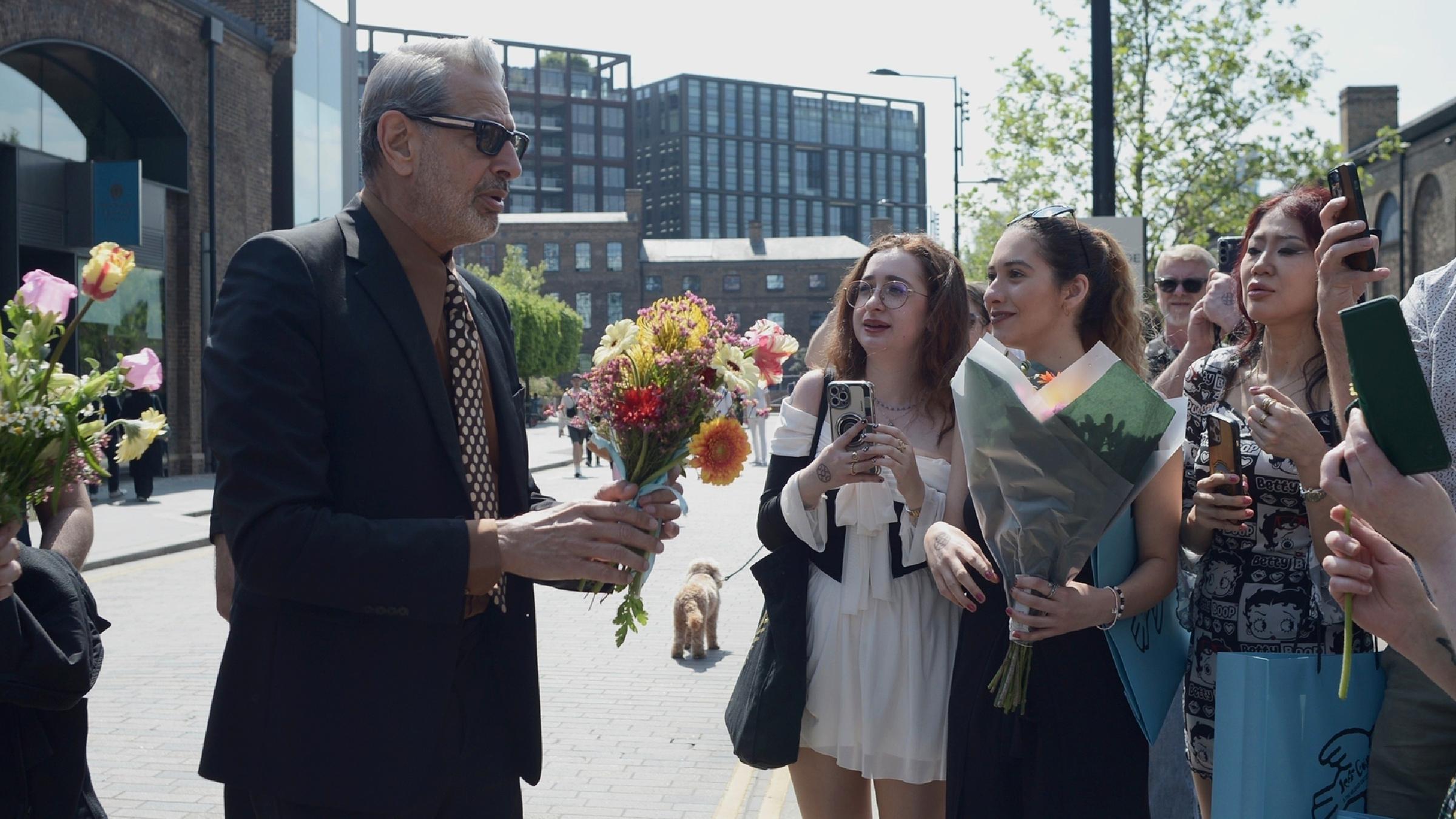 Jeff Goldblum erhält Blumen bei einem Fan-Treffen in London.