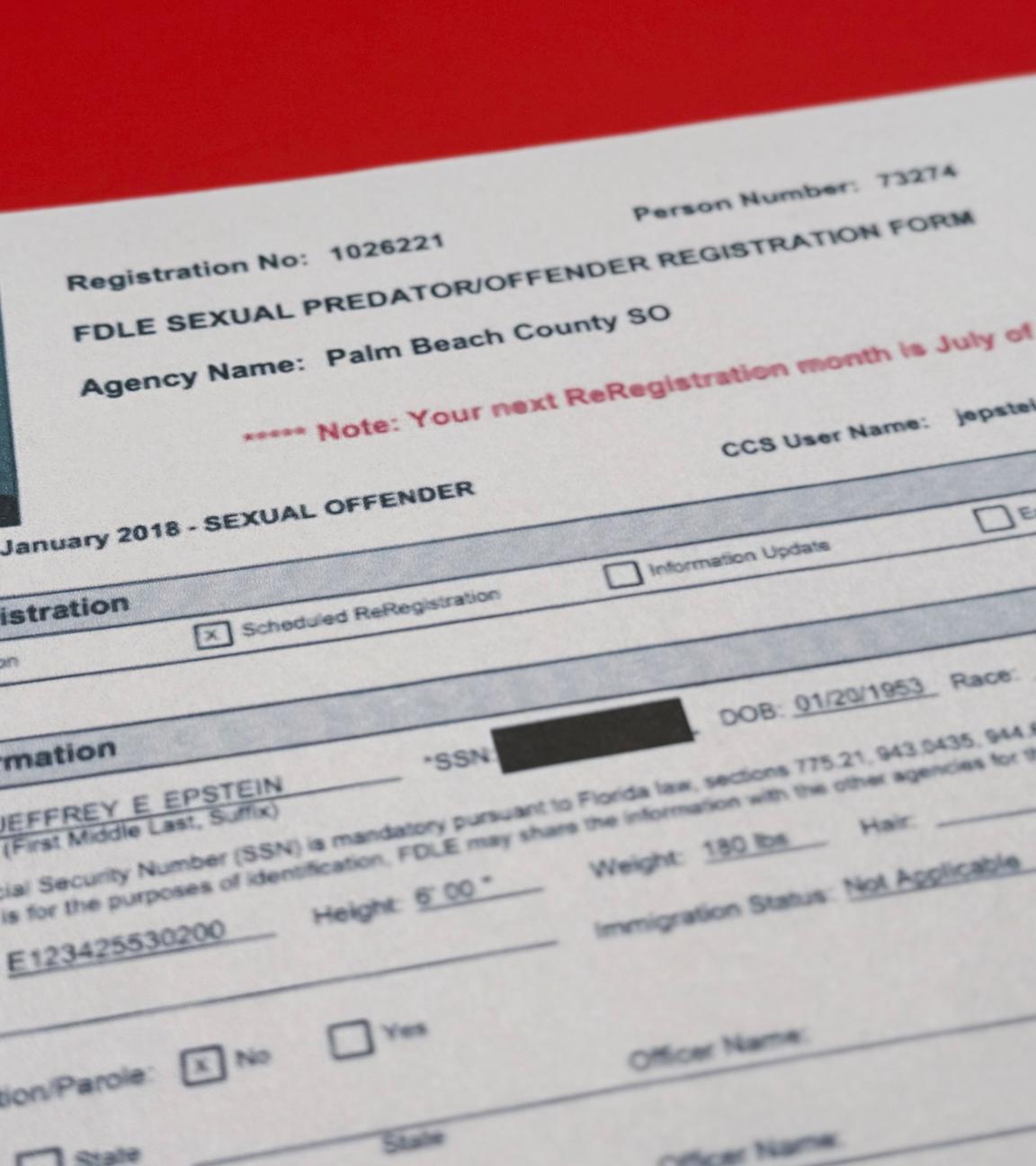 Ein Dokument, das in den vom US-Justizministerium freigegebenen Jeffrey-Epstein-Akten enthalten war und am Montag, dem 2. Februar 2026, fotografiert wurde, zeigt Epsteins Registrierungsformular für Sexualstraftäter in Florida für Juli 2018. 