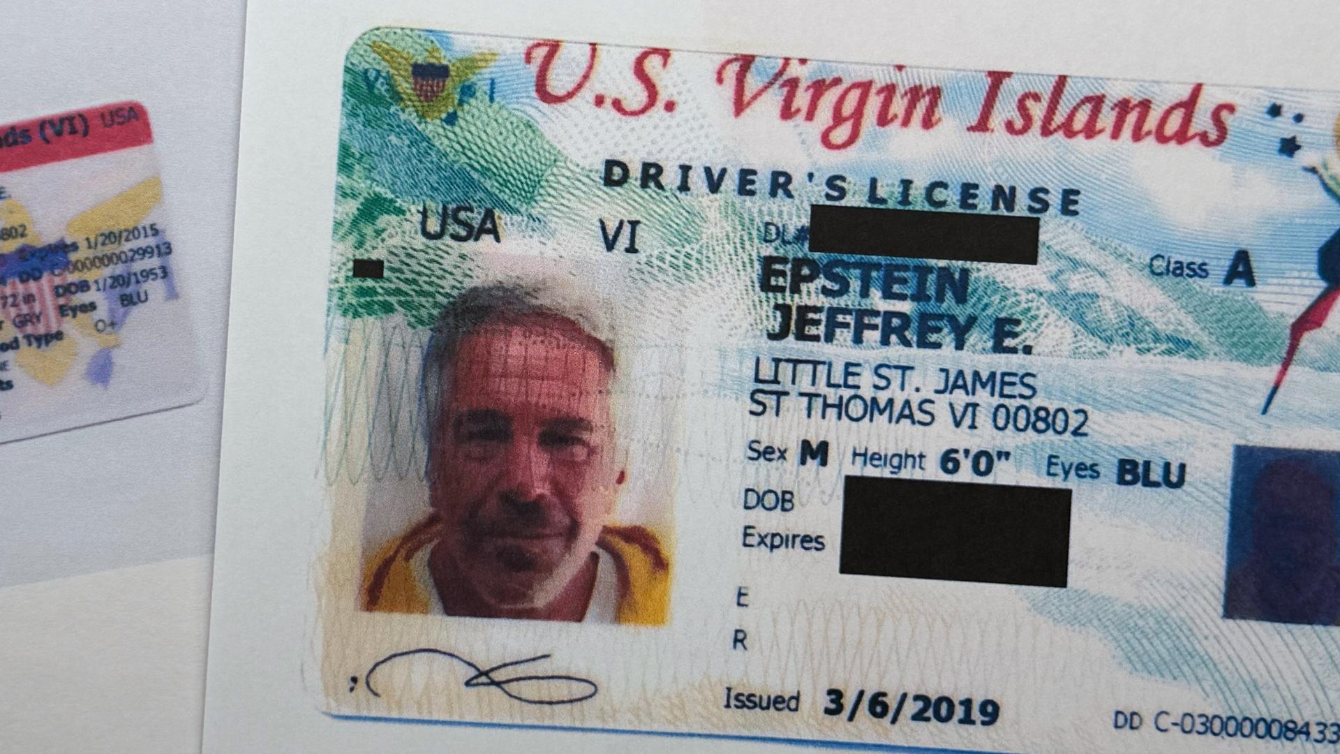 Auf einem Blatt ist eine Kopie des Führerscheins von Jeffrey Epstein zu sehen.