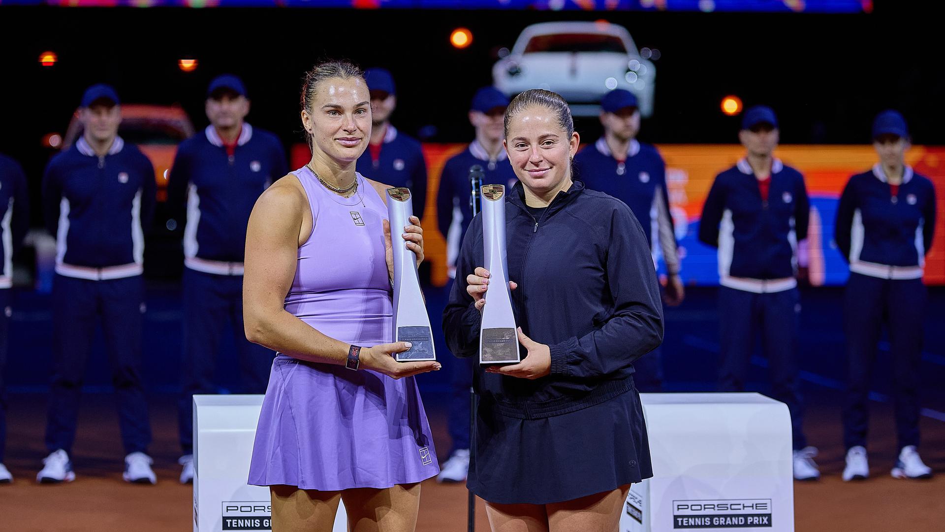 Aryna Sabalenka und Jelena Ostapenko (r) aus Lettland während des 48. Porsche Tennis Grand Prix Stuttgart - WTA500 