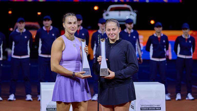 Aryna Sabalenka und Jelena Ostapenko (r) aus Lettland während des 48. Porsche Tennis Grand Prix Stuttgart - WTA500 