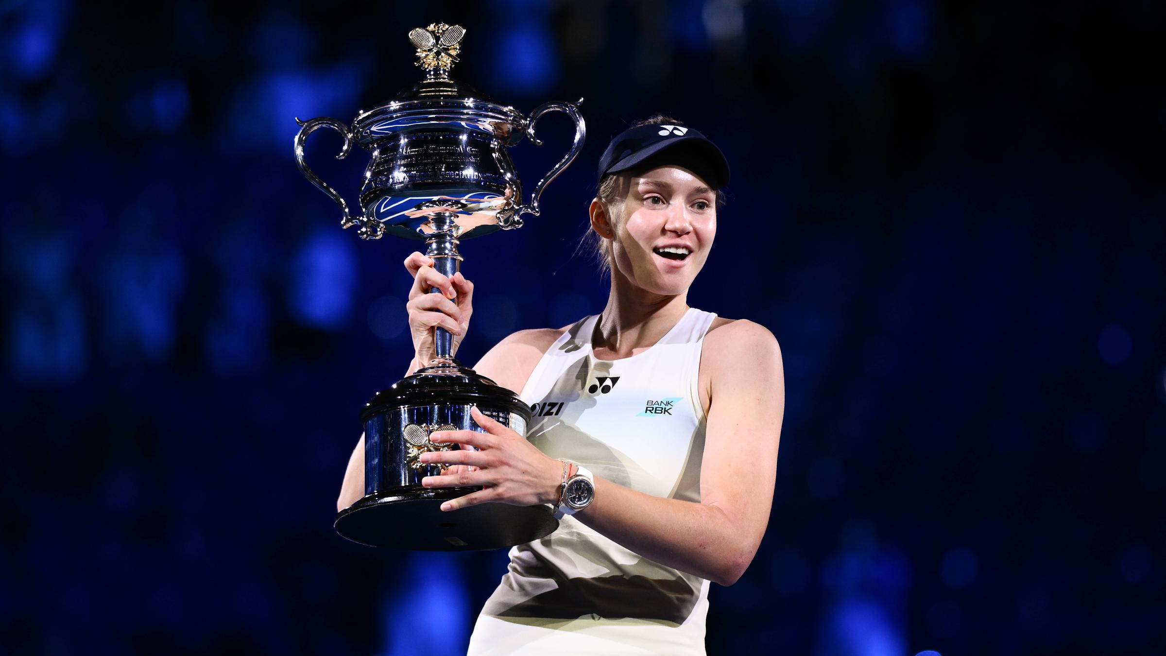 Die kasachische Tennisspielerin Jelena Rybakina gewinnt das Finale der Australian Open 2026 und hält stolz ihren Pokal in der Hand