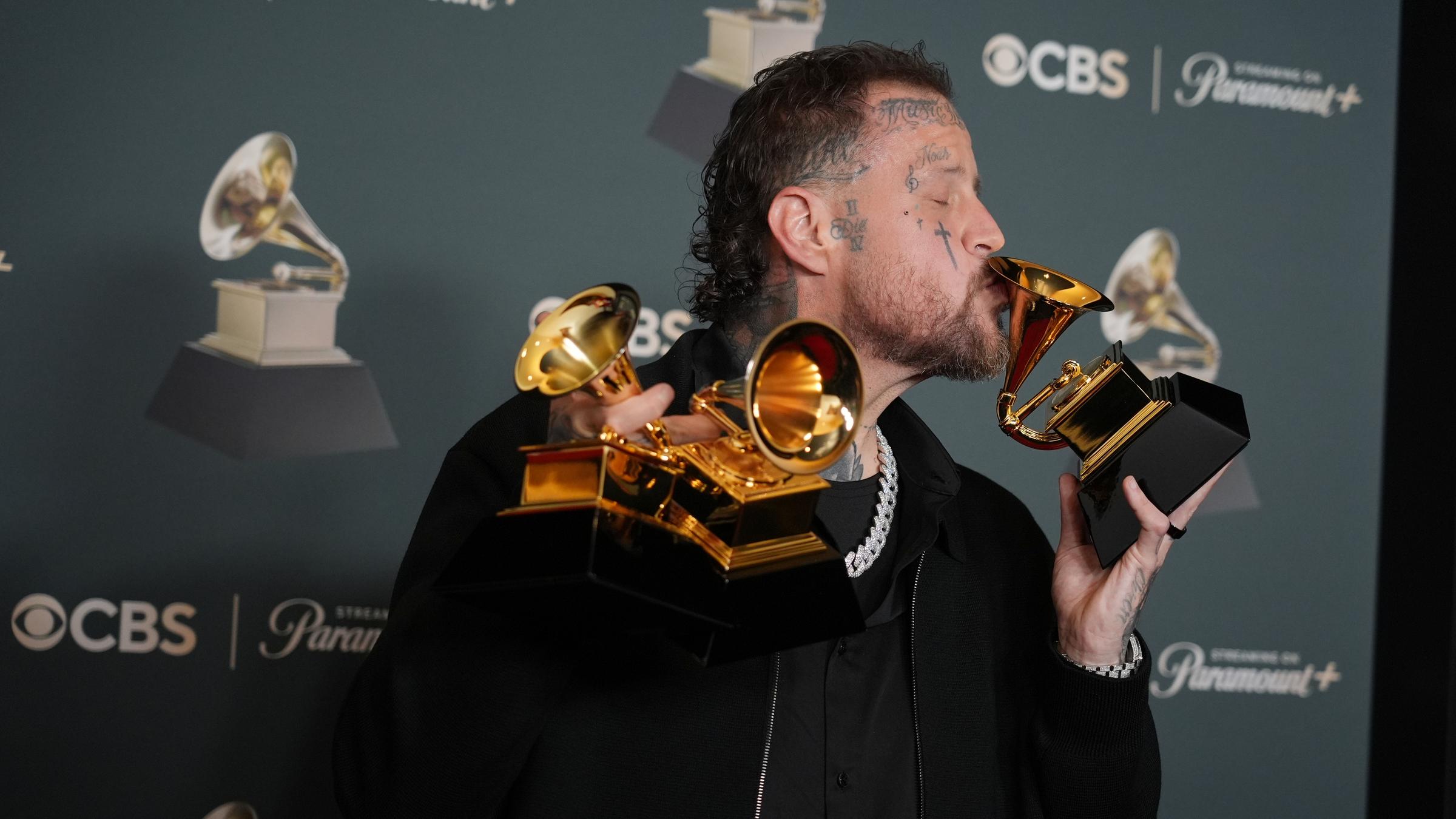 Musiker Jelly Roll küsst seinen Preis für das beste zeitgenössische Country-Albumwährend der 68. jährlichen Grammy Awards am 01.02.2026 in Los Angeles. 