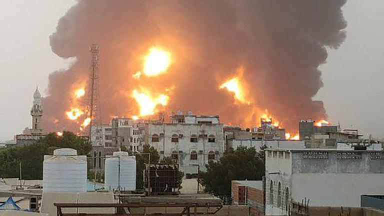 Feuer und Rauchwolke nach israelischem Angriff auf Hudaida im Jemen.