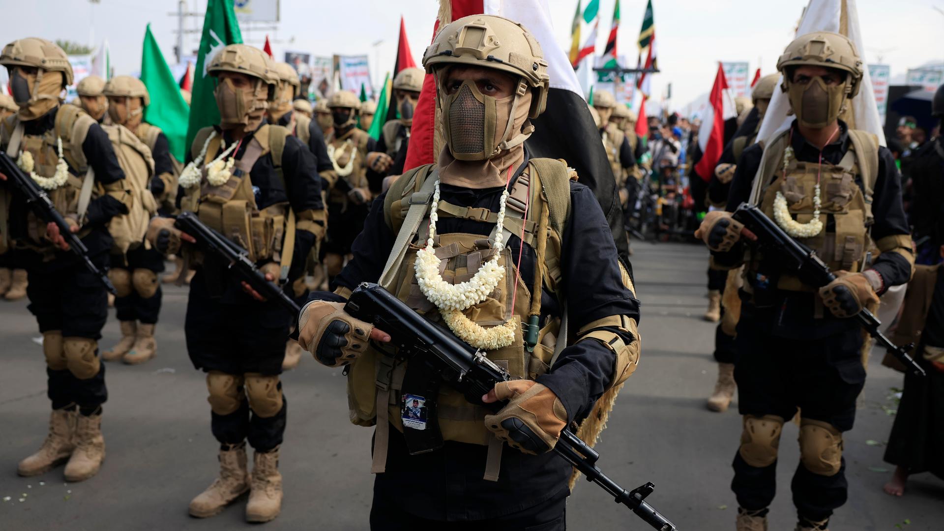 Kämpfer der Huthi-Miliz nehmen nach israelischen Luftangriffen an einem Protest in Jemens Hauptstadt Sanaa teil.