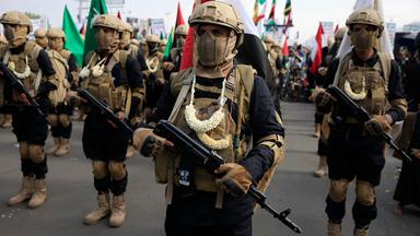Kämpfer der Huthi-Miliz nehmen nach israelischen Luftangriffen an einem Protest in Jemens Hauptstadt Sanaa teil.