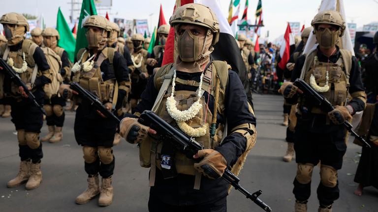 Kämpfer der Huthi-Miliz nehmen nach israelischen Luftangriffen an einem Protest in Jemens Hauptstadt Sanaa teil.