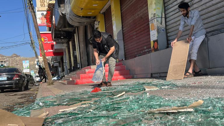 Jemeniten räumen nach US-Luftangriffen in Sanaa Trümmer vor ihren Geschäften auf, Jemen, aufgenommen am 16.03.2025