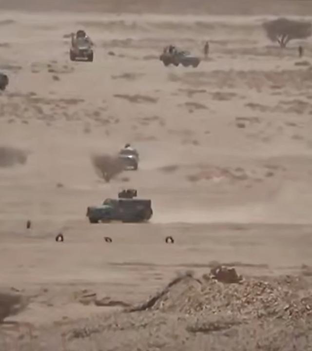  Dieses Bild aus einem undatierten Video, das am Dienstag, 15. September 2026, vom Ansar Allah Media Office  dem Medienarm der jemenitischen Huthi-Rebellen  veröffentlicht wurde, zeigt nach Angaben der Gruppe Fahrzeuge saudisch unterstützter Kräfte