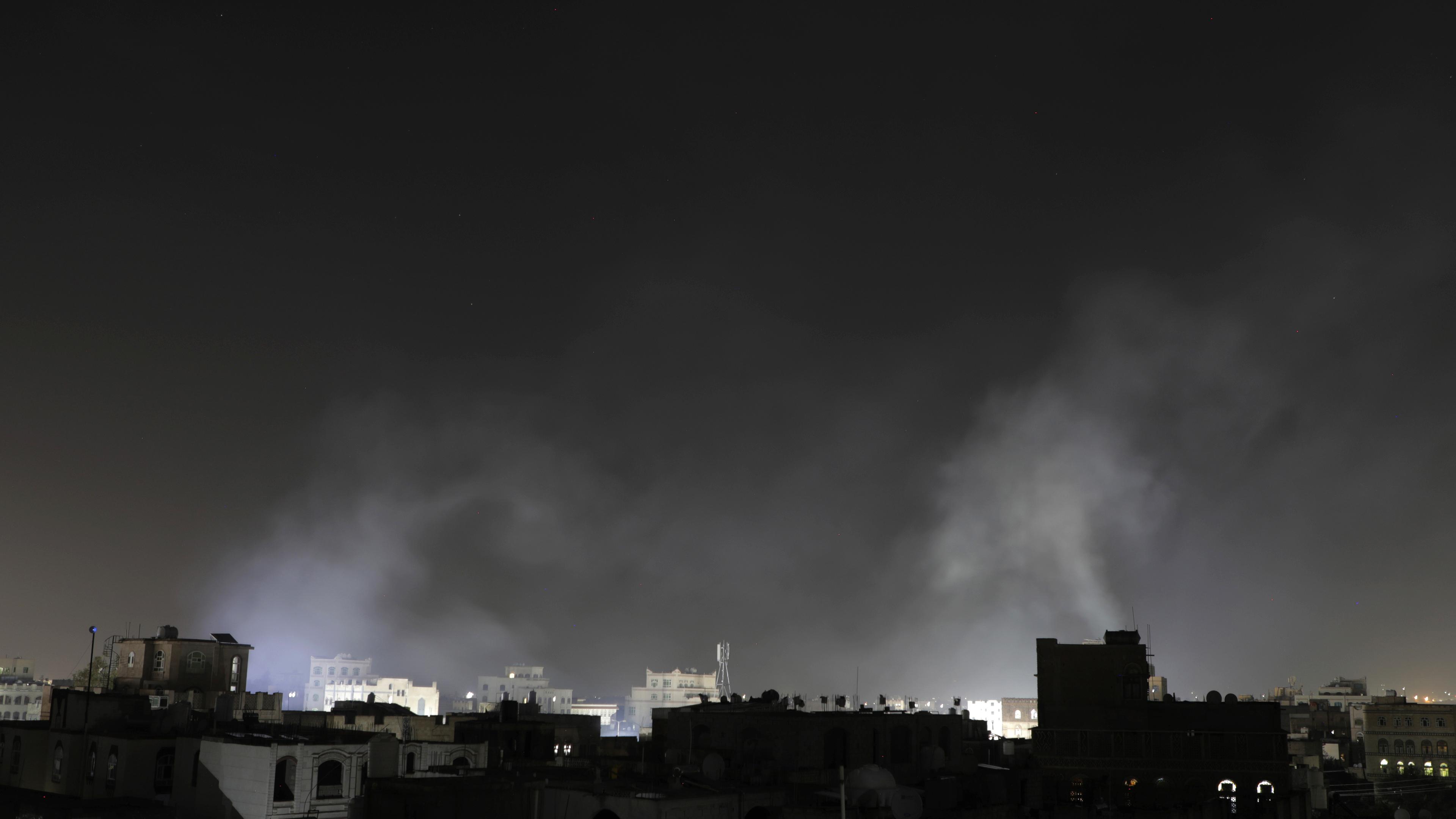Rauch steigt nach US-Luftangriffen über Gebäuden in Sana'a, Jemen, am frühen 27. März 2025 auf.