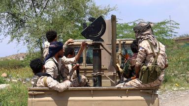 Jemenitische Truppen fahren auf der Ladefläche eines Militärlastwagens an der Front von Jabal Han westlich der Stadt Taiz.