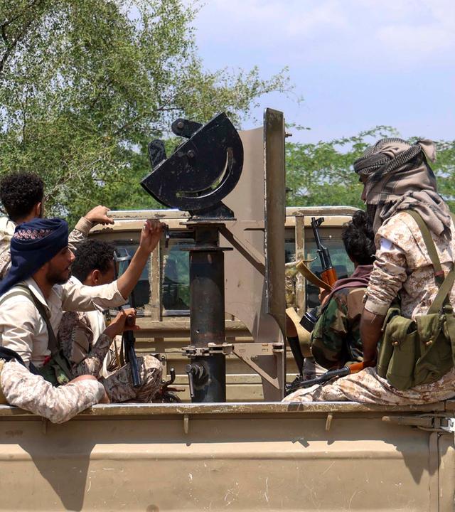 Jemenitische Truppen fahren auf der Ladefläche eines Militärlastwagens an der Front von Jabal Han westlich der Stadt Taiz.