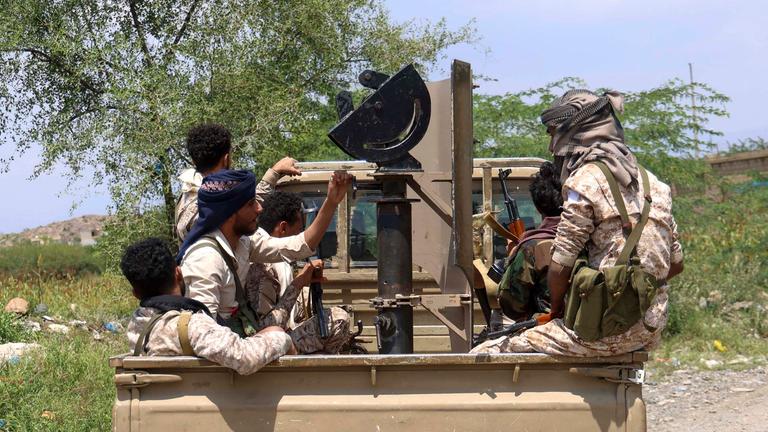 Jemenitische Truppen fahren auf der Ladefläche eines Militärlastwagens an der Front von Jabal Han westlich der Stadt Taiz.
