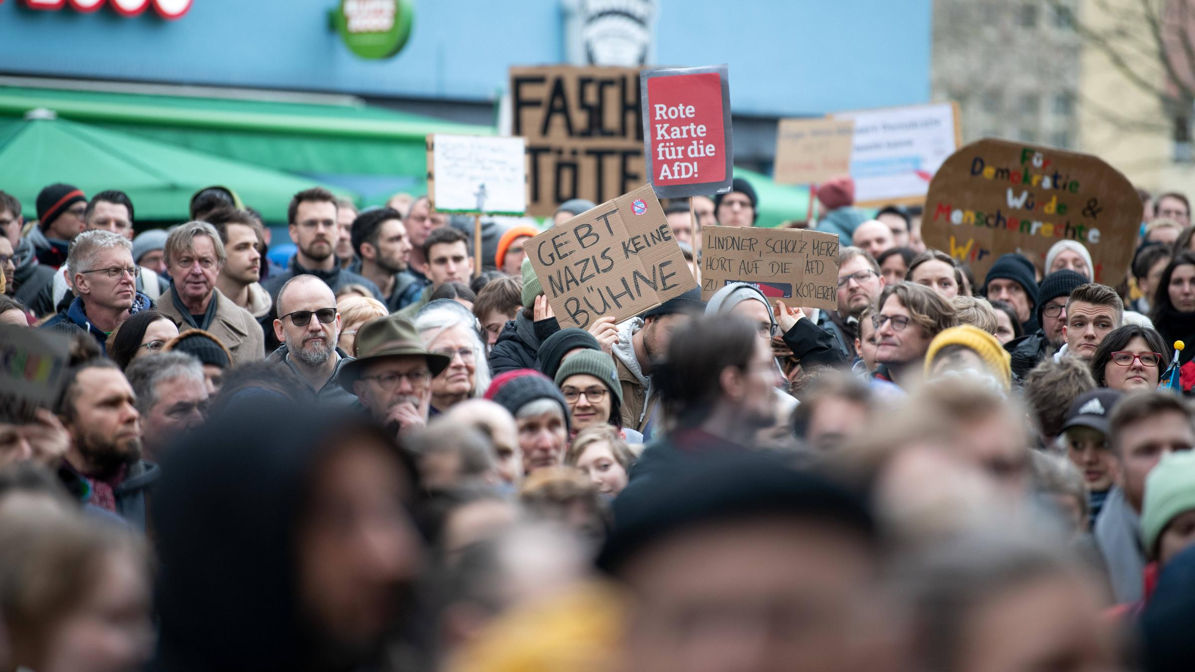 Großdemo gegen Rechtsextremismus AfD in der Innenstadt von Jena
