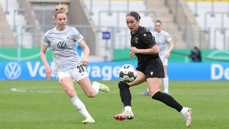 Elena Mühlemann (30, Carl Zeiss Jena) und Sarai Linder (39, VfL Wolfsburg) kämpfen. 